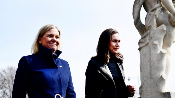 Schweden und Finnland: Die schwedische Premierministerin Magdalena Andersson (l.) beim Besuch ihrer finnischen Amtskollegin Sanna Marin Mitte April in Stockholm.