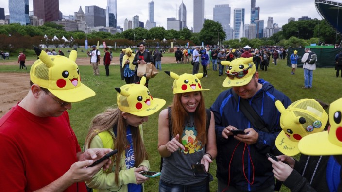Smartphone-Spiel: "Pokémon-Go" Fans bei einer Veranstaltung in Chicago: 2016 löste das Spiel einen weltweiten Hype aus.