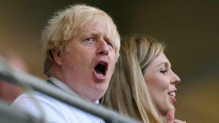 Premier League: Sing, wenn du Stimmen brauchst: Premier Boris Johnson mit seiner Frau Carrie während des EM-Halbfinals 2021 zwischen England und Dänemark als oberster Fan der Nationalmannschaft.