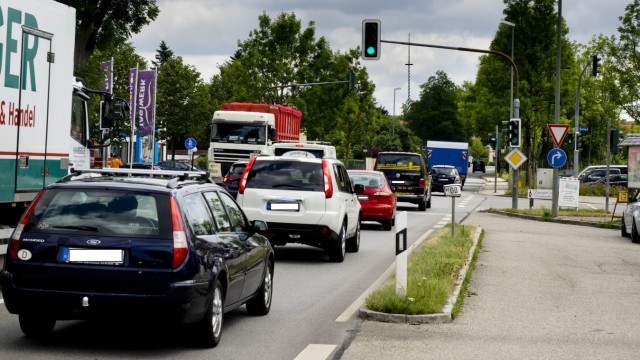 Verkehr im Landkreis Ebersberg: Um den Verkehrslärm zu reduzieren, würde man in Kirchseeon gerne Tempo 30 auf der Bundesstraße einführen.