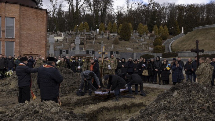 Krieg in der Ukraine: Zwei Soldaten werden auf dem Lytschakiwski-Friedhof beerdigt. Gefallenen der Kämpfe um die ukrainische Unabhängigkeit soll mit dem Begräbnis auf diesem besonderen Friedhof eine besondere Ehre zuteilwerden, doch jetzt ist der Platz ausgegangen.