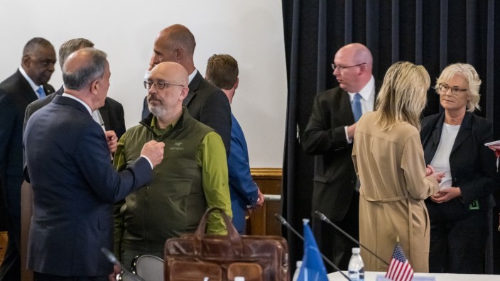 Treffen in Rheinland-Pfalz: Verteidigungsministerin Lambrecht (ganz rechts) und ihr amerikanischer Kollege Austin (ganz links) bei einer Konferenz zum Ukraine-Krieg auf dem US-Luftwaffenstützpunkt Ramstein.