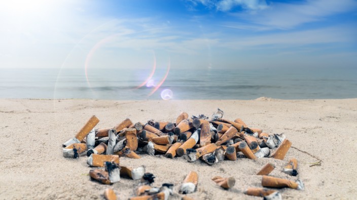 Rauchverbot: Zigarettenstummel im Sand sind ein Ärgernis für Nichtraucher wie auch für rücksichtsvolle Raucher.