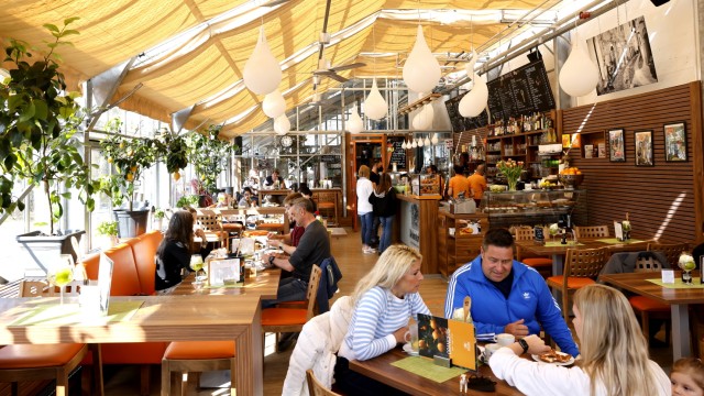 SZ-Serie: Schön frühstücken rund um München: Das Café in der Orangerie befindet sich in einem ehemaligen Gewächshaus.