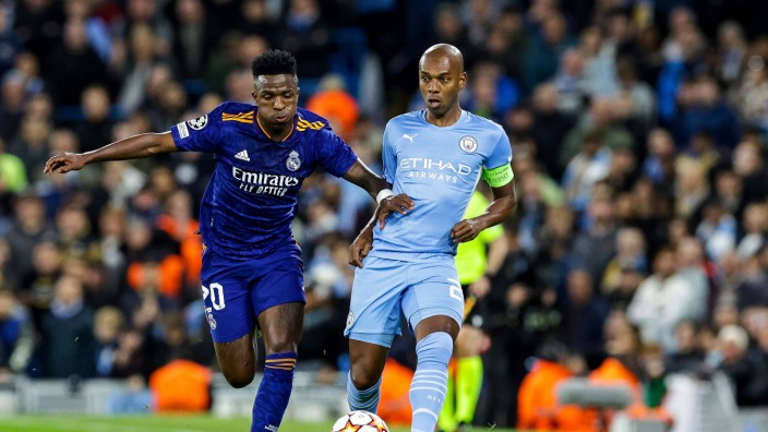 ManCity gegen Real: Entscheidendes Duell: Manchester Citys Rechtsverteidiger Fernandinho (rechts) war oft überfordert mit den Laufwegen von Reals Vinicius Júnior.