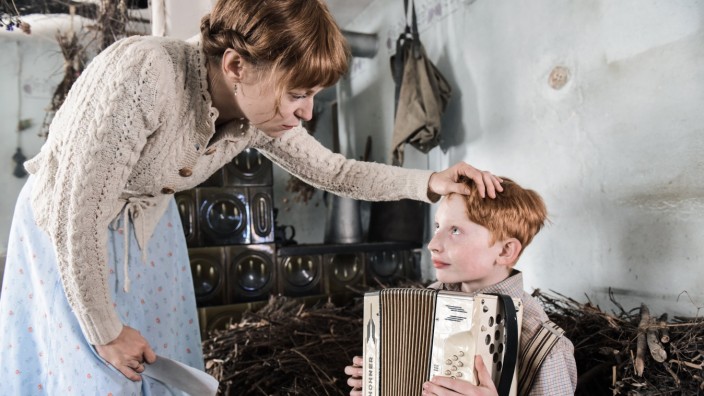 Kino: Das Glaszimmer: Anna (Lisa Wagner) flieht mit ihrem Sohn Felix (Xari Wimbauer) in den letzten Wochen des Zweiten Weltkriegs aus dem zerbombten München in ihr niederbayerisches Heimatdorf.