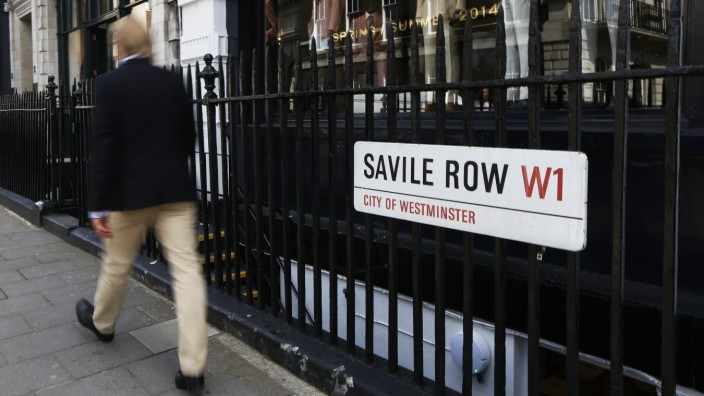 London: Londons Savile Row ist bekannt für Qualität und Preise. Wer sich hier einen Maßanzug fertigen lässt, kann leicht 6000 Euro ausgeben.