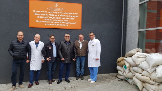 200 Kilometer vor Kiew: Am Krankenhaus in Winnyzja treffen sich die Bürgermeister aus dem Landkreis Weilheim-Schongau mit den Chefärzten der Klinik.