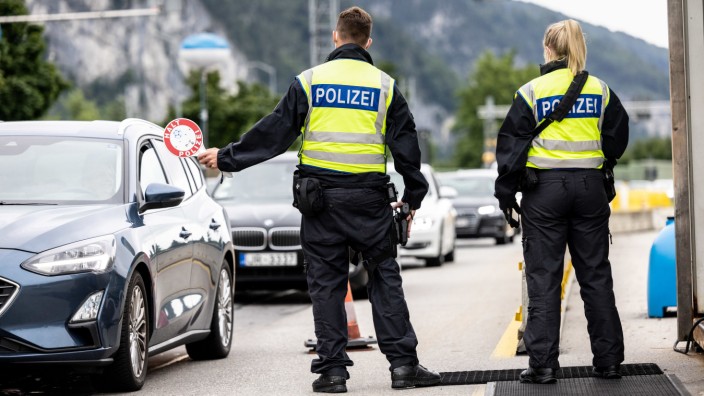Prantls Blick: Deutsche Bundespolizisten an der Grenze zu Österreich nahe Kiefersfelden.