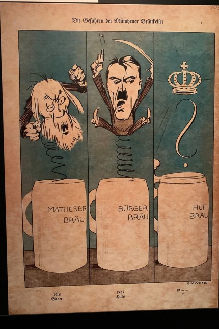 Neue Bayernausstellung: Politik und Wirtshaus: "Die Gefahren der Münchner Bräukeller", lautet der Titel dieser Zeichnung, auf der Eisner (links) und Hitler abgebildet sind.