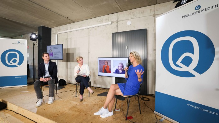 Geschlechtergerechtigkeit in den Sendern: Edith Heitkämper (rechts), Vorsitzende des Vereins Pro Quote Medien, stellt die Studie zur Geschlechterverteilung in journalistischen Führungspositionen im Rundfunk vor.