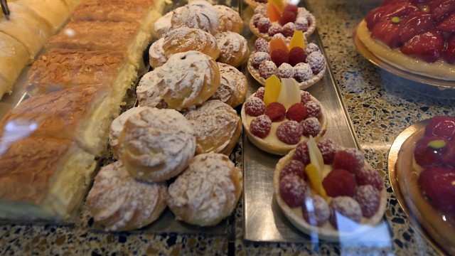 SZ-Serie "Schön frühstücken rund um München": Als gelernter Konditor bietet Rudolf Lang auch viele Kuchen, Torten und Teilchen.