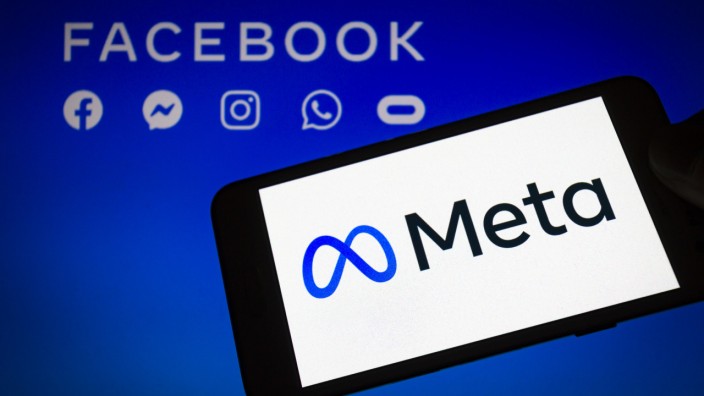 Soziales Netzwerk: Das Logo von Meta, der neuen Dachmarke des Facebook-Konzerns, auf einem Smartphone, im Hintergrund sind die Logos von Facebook, Messenger, Instagram, Whatsapp und Oculus zu sehen.