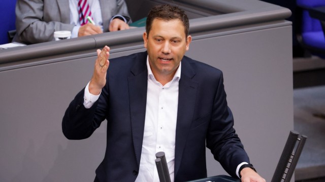 Waffenlieferungen im Bundestag: Lars Klingbeil geht auf CDU-Chef Merz an.