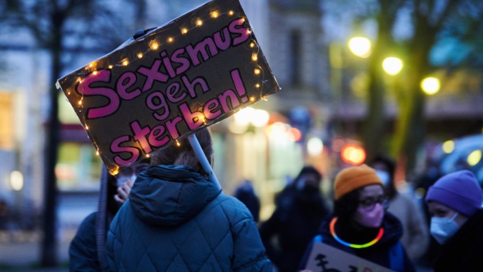 Feministische Gruppen demonstrieren 2021 in Berlin. Mit Sexismus und Machtmissbrauch in den eigenen Reihen befassen sich auch die politischen Parteien.
