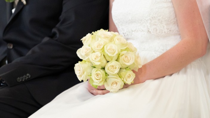 Statistisches Bundesamt: Ein Brautpaar in der Kirche. Die Zahl der Eheschließungen in Deutschland ist im Jahr 2021 auf einen neuen historischen Tiefstand gesunken.