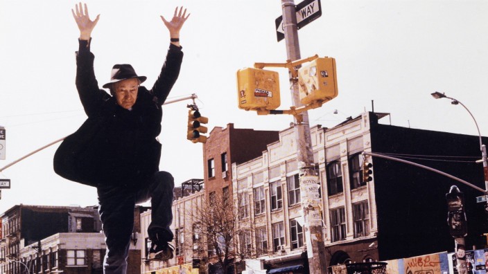 Jonas Mekas' "New York Diaries": Jonas Mekas an der Ecke der Second Avenue und der Second Street in Manhattan, fotografiert von Liz Wendelbo 2003.