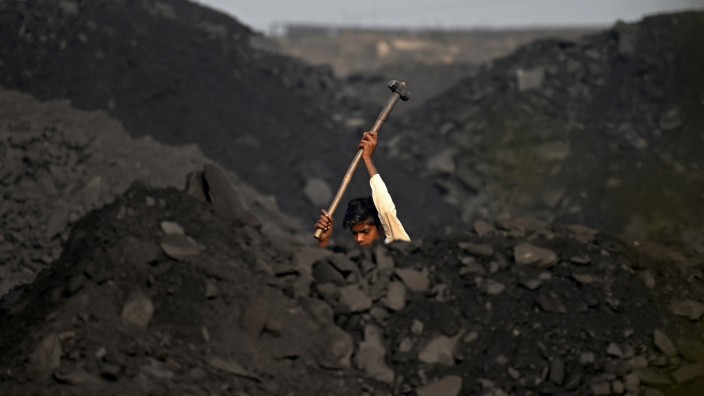 Klima: Arbeiter auf einer Kohlehalde in Indien. Kohle ist insbesondere für Schwellenländer ein wichtiger Energieträger.