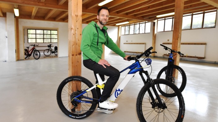 Neuer E-Bike-Laden in Bernried: Glaubt an den Erfolg für Elektro-Fahrräder: Gregor Wustlich eröffnet im Bernrieder Gewerbegebiet die "e-Bike Welt Starnberger See".