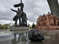 Entfernung russischer Denkmäler: Der Umsturz