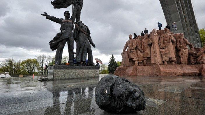 Entfernung russischer Denkmäler: Der Kopf des russischen Arbeiters liegt am Boden, der Rest des 1982 errichteten Denkmals der russisch-ukrainischen Freundschaft in Kiew folgte wenig später.