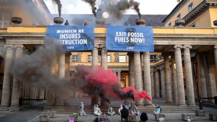 Schwabing: Aktivisten der Gruppe Extinction Rebellion haben am Firmensitz der Munich Re Plakate angebracht und Bengalos abgebrannt.