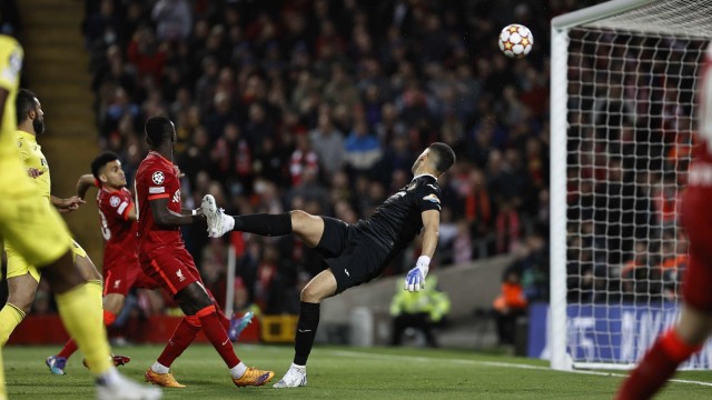 Liverpool FC in Champions League: Rejected to own goal: After Pervis Estupinan touched a cross from Liverpool captain Jordan Henderson, Villarreal goalkeeper Gerónimo Rulli had no chance.