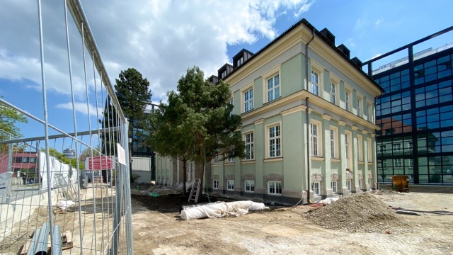 Bau von Büroimmobilien: Die Rhenania-Villa an der Friedenstraße 22 ist inzwischen umgeben von modernen Bürogebäuden.