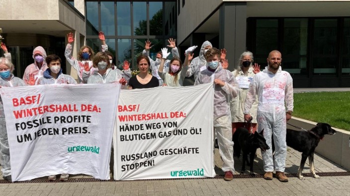 Geschäfte mit Russland: In Kassel demonstrierten am Donnerstag Klimaaktivisten. Sie fordern einen sofortigen Stopp der Geschäfte mit Russland.