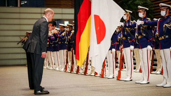 Bundesregierung: Der japanische Premierminister Fumio Kishida bietet Bundeskanzler Olaf Scholz gleich mal das Du an. Und Scholz? Ist da, wo er sich am liebsten sieht: seiner Zeit voraus.