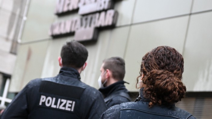 Gerichtsprozess: Polizisten bewachen das Gebäude C des Frankfurter Landgerichts, wo seit Februar der Prozess gegen den mutmaßlichen Verfasser der Drohschreiben läuft.