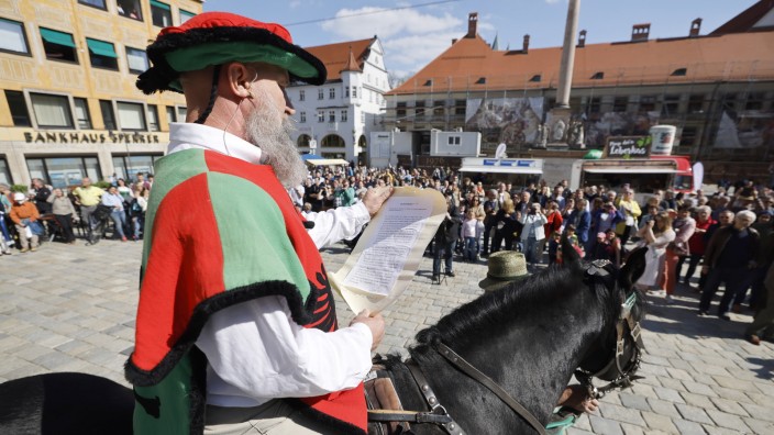 Herold zieht ein: Auch in diesem Jahr reitet der Herold (Alexander Nadler) wieder in Freising ein und verkündet das Reinheitsgebot, was anschließend ausgiebig gefeiert wird.