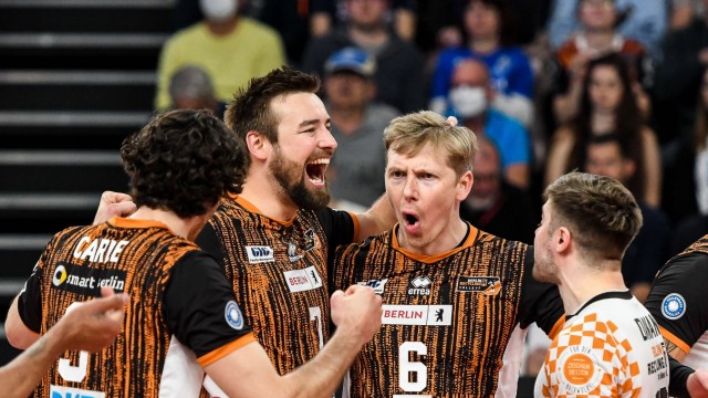 Volleyball: Pure Erleichterung: Zuspieler Sergej Grankin (Zweiter von rechts) freut sich mit Berlins Volleyballern über den hart erkämpften Sieg in Neu-Ulm.