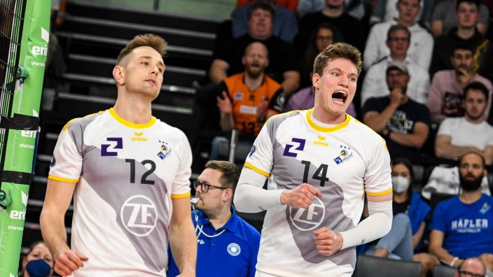 Volleyball: Ärgern sich über den verpassten Matchball: Friedrichshafens Lucas van Berkel (links) und Lukas Maase.
