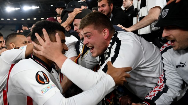 Europa League: It was very warm between Frankfurt fans and players on Thursday night.  Here Ansgar Knauff (front left) is being embraced by a supporter.