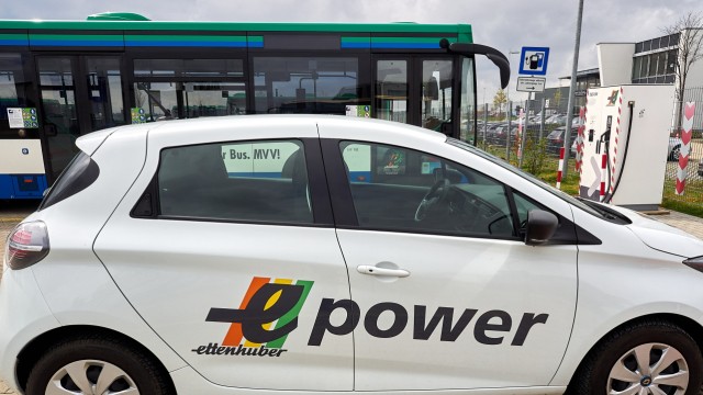 IHK-Regionalausschuss: Sowohl Busse als auch Pkw können auf dem Betriebsgelände in Feldkirchen geladen werden.
