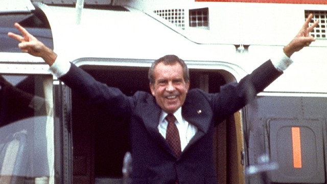 Sieben Fragen, sieben Antworten: Ex-Präsident Richard Nixon verabschiedet sich nach seinem Rücktritt mit großer Geste, bevor er in den Helikopter steigt und Washington, D.C. verlässt.