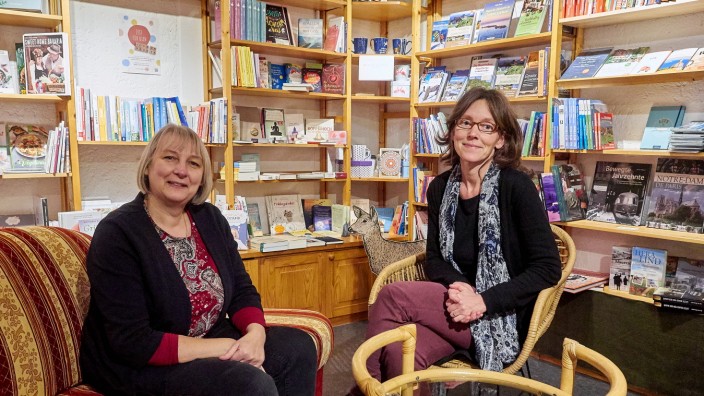 Kultur im Landkreis: Buchhändlerin Hedwig Wobken 2019 im Gespräch mit der Autorin Petra Johann.