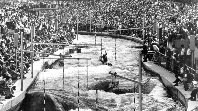 Augsburg: Tausende Zuschauer säumten bei den Olympischen Spielen 1972 den künstlich angelegten Wildwasser-Kanal in Augsburg. Die Wettkämpfe der Kanuten waren damals von München in die Schwabenmetropole ausgelagert worden.