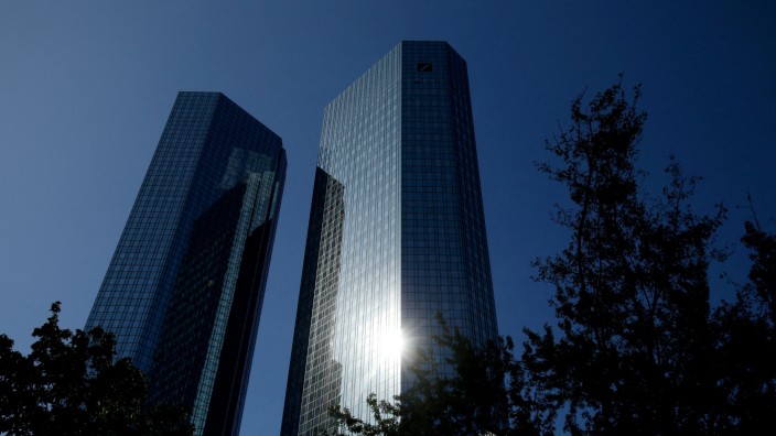 Ermittlungen: Die Ermittler waren einmal mehr in den Türmen der Deutschen Bank in Frankfurt zu Gast.