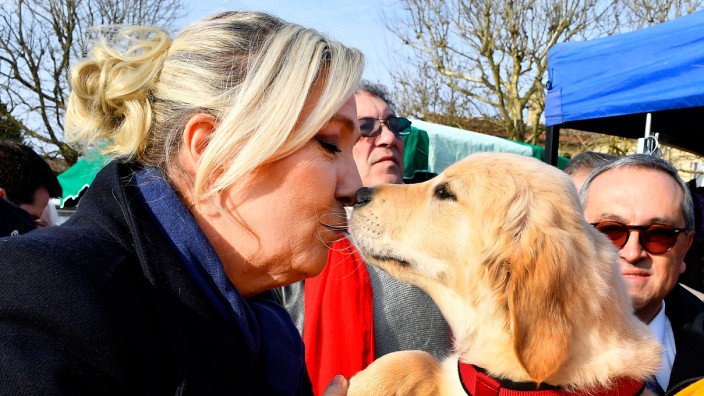Politische Kultur in Frankreich: Bisous, bisous: Marine Le Pen im Jahr 2020 im Nahkontakt mit dem Wähler und seinem Haustier.