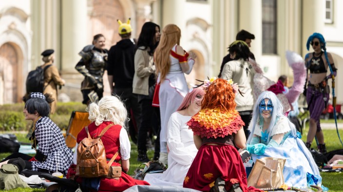 Fantasy-Convention: Auf der Wiese vor der barocken Klosterkirche treffen sich die Cosplayer in ihren fantasievollen Kostümen.