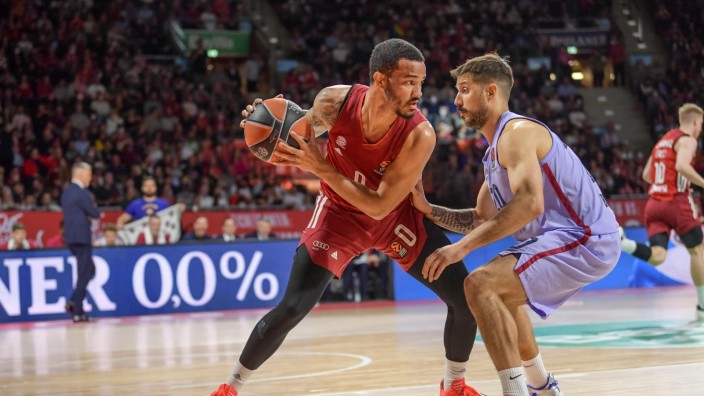 Basketball: Großer Abend: Münchens Nick Weiler-Babb im Duell mit Barcelonas Nicolas Laprovittola.