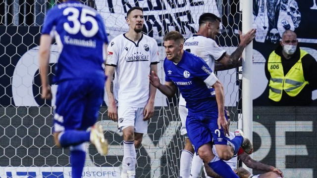 The second Bundesliga: A man for (very) important goals: Simon Terodi of Schalke 04 (second from the right) celebrates in stoppage time.