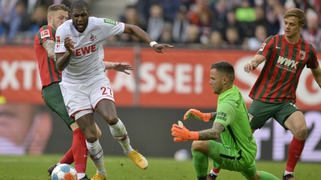 Bundesliga: End of game: Jeffrey Gouweleeuw (left) fouls Anthony Modeste in the penalty area.  The top scorer from Cologne then scored for 4-1