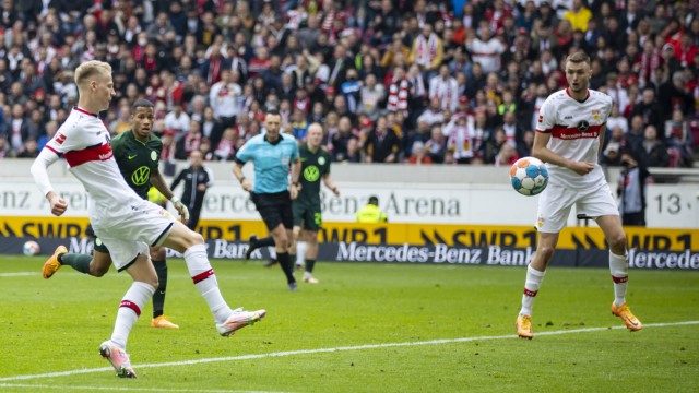 VfB Stuttgart: Stuttgarts Chris Führich (links) erzielt in einem zerfahrenen Spiel immerhin noch den Ausgleich.
