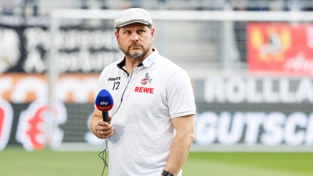 Europapokal: Wurde von den Kölner Fans zur Laola-Welle aufgefordert, während er am Spielfeldrand auf ein Interview wartete: Coach Steffen Baumgart.