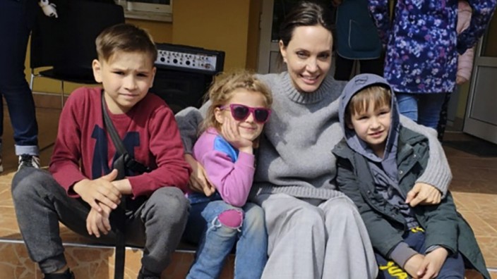 Leute: Überraschungsbesuch aus Hollywood: Angelina Jolie mit ukrainischen Kindern in Kiew.