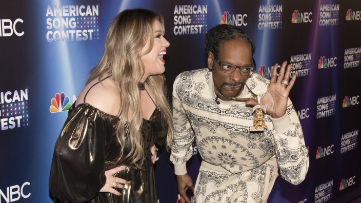 American Song Contest: Die Moderatoren Kelly Clarkson und Snoop Dogg flippen zwar bei jedem Beitrag artig aus, aber so recht glauben kann man es ihnen nicht.