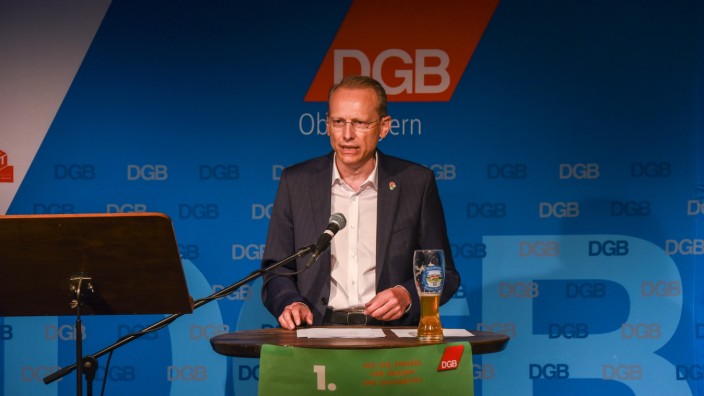 Kundgebung zum 1. Mai: DGB-Landesvorsitzender Bernhard Stiedl sprach im Geltinger Hinterhalt.